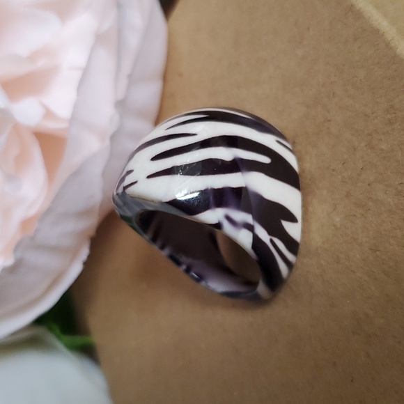 Vintage Bold Zebra Lucite Ring - Picture 5 of 7